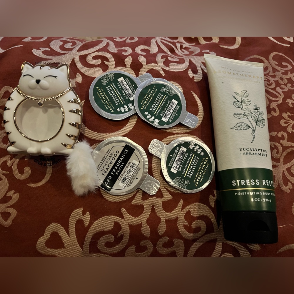 Bath & Body Works White Cat Car Visor Clip, 4 refill scents and 8 oz body cream